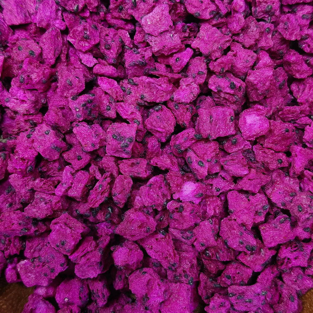 Close-up_texture_of_100_natural_freeze-dried_dragon_fruit_cubes