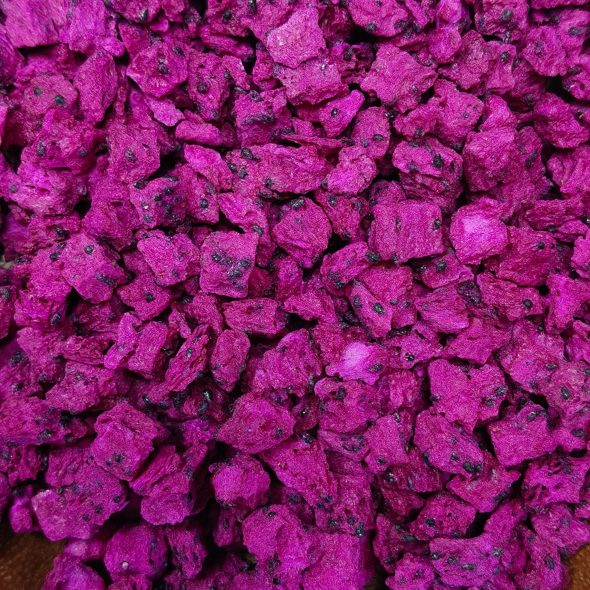 Close-up_texture_of_100_natural_freeze-dried_dragon_fruit_cubes
