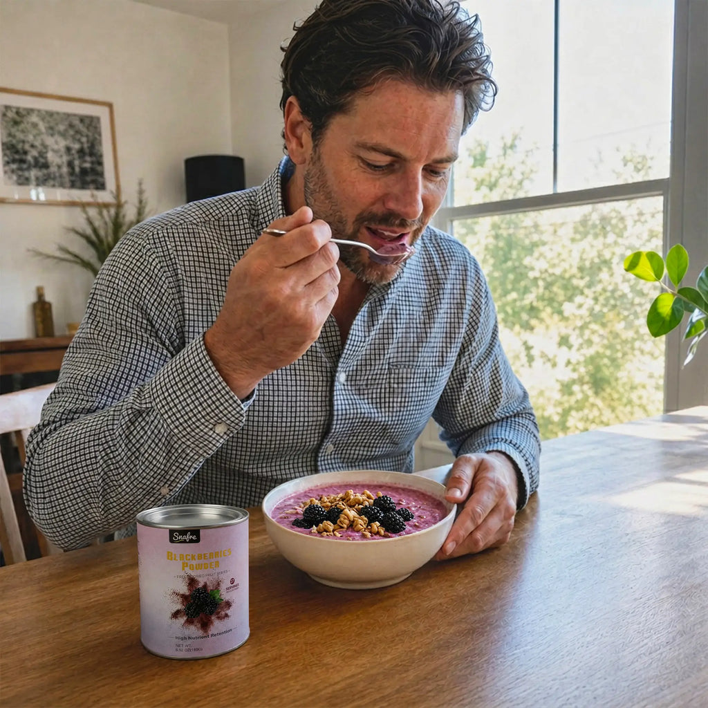 Professionaleatinghealthybreakfastyogurtbowlwithblackberrypowder