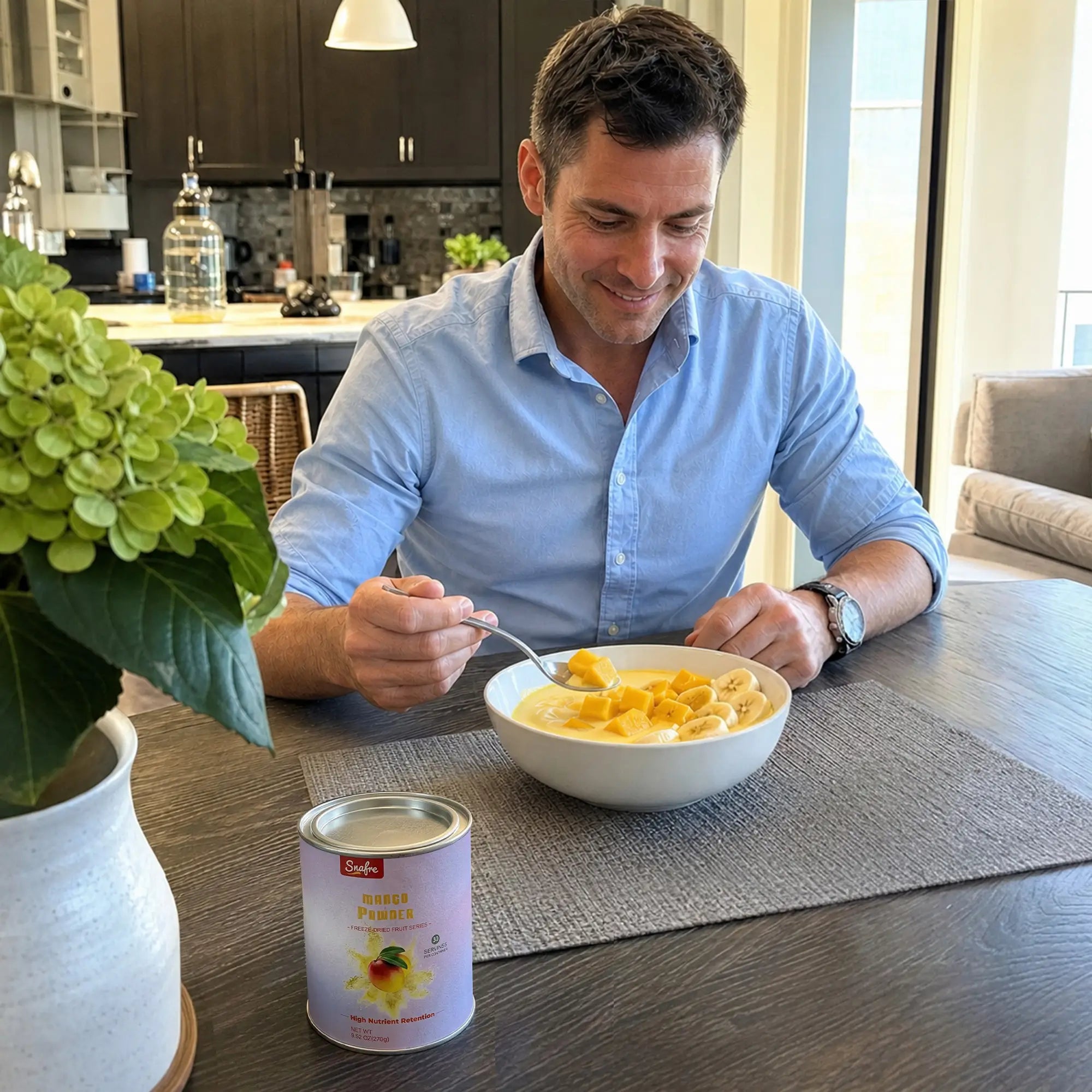 Professionaleatinghealthybreakfastyogurtbowlwithmangopowder